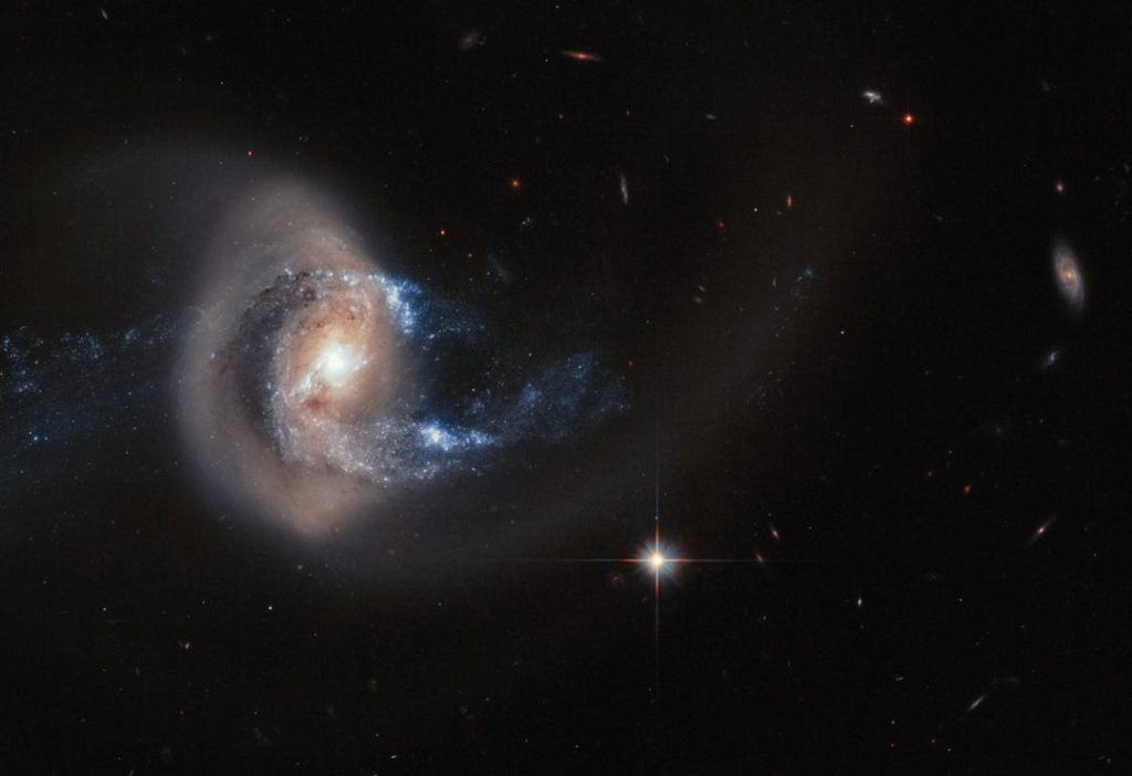 ハッブル宇宙望遠鏡が捉えた銀河団の壮大な姿