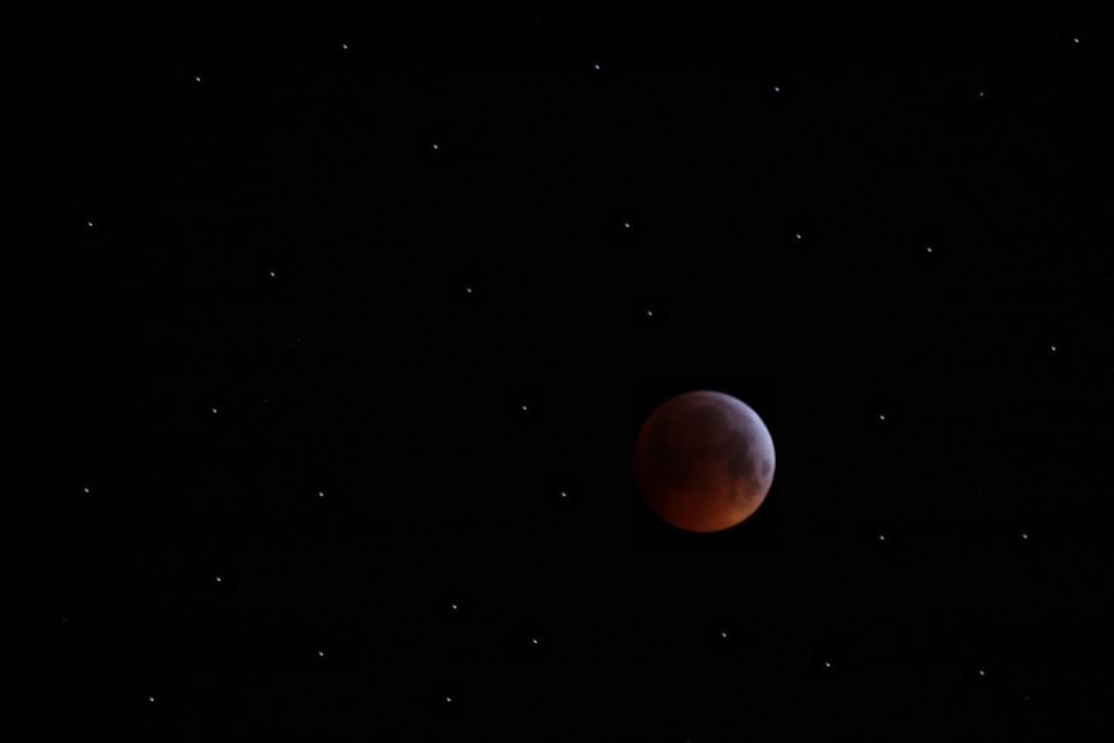 月の近くに見える青白い惑星とは
