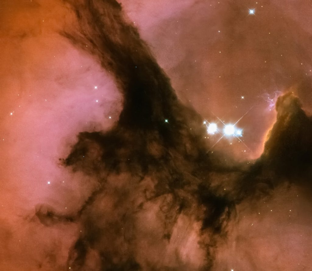 ハッブル宇宙望遠鏡が三裂星雲を撮影