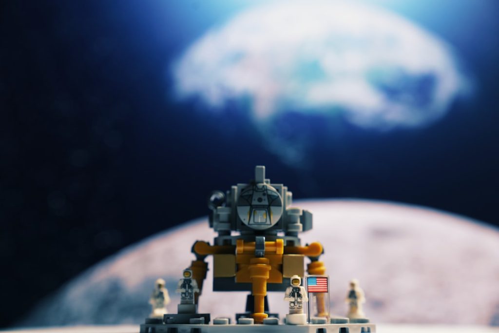 NASA月面着陸計画2028年へ、SpaceXとBlue Originが競争