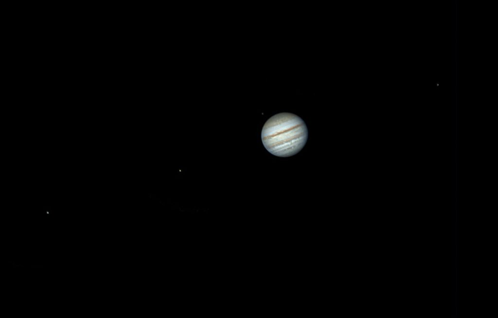 NASA木星探査機ジュノーが衛星テーベを撮影