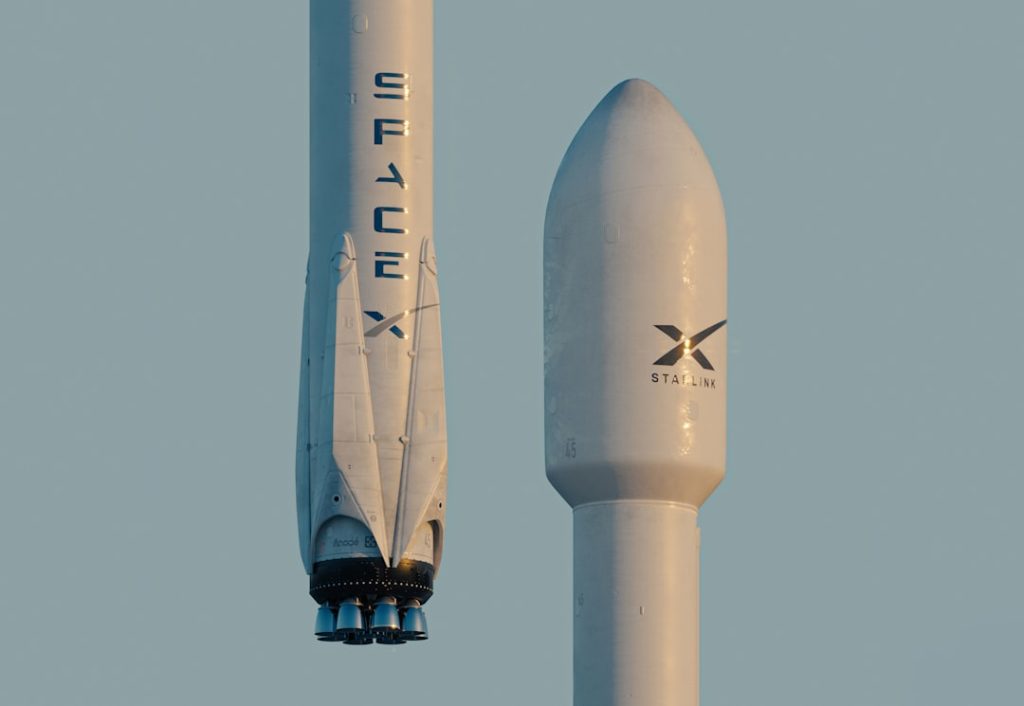 SpaceX Starlink衛星群が地球を周回する映像