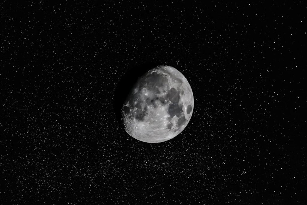 月最大級クレーターはNASA異形小惑星の衝突が原因か