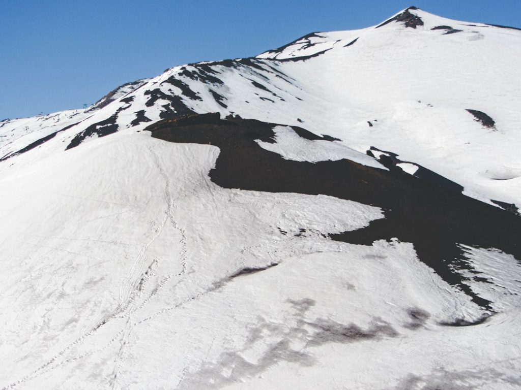 衛星が捉えたロシア活火山の融雪現象