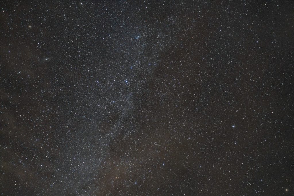 5月の夜空に輝く四つの明るい星のダイヤモンド現象