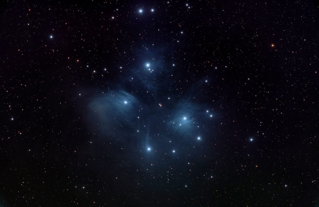 プレアデス星団の神秘的な姿、天体写真家が捉えた青い光