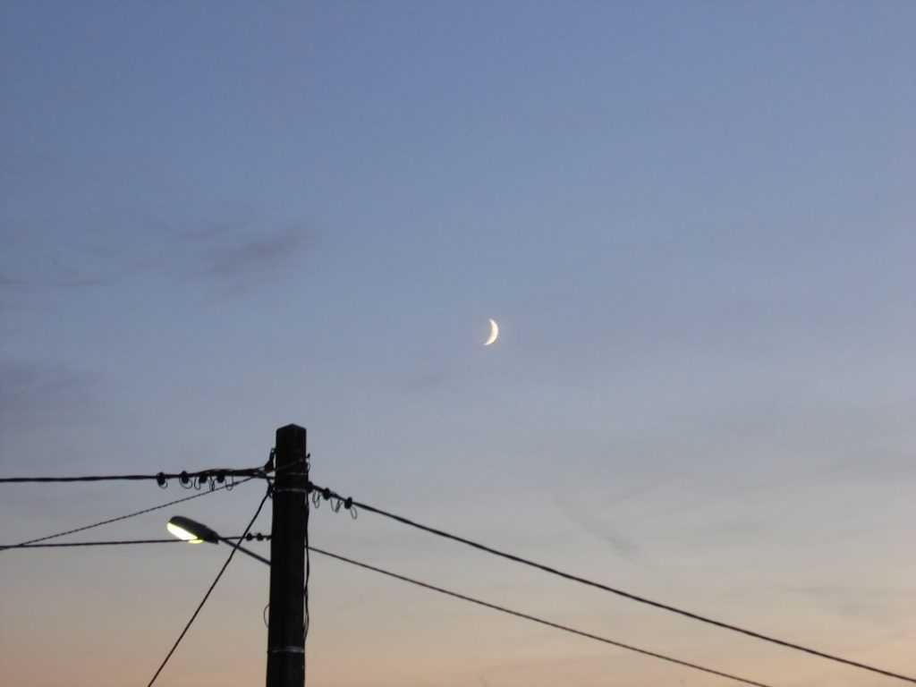 5月18日の夜空で金星と三日月が競演する天体ショー