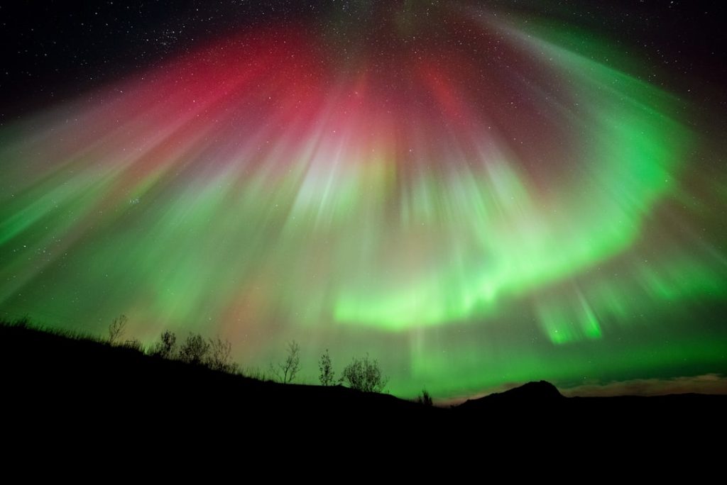オーロラが米国で観測される可能性、太陽CME3つが地球へ接近