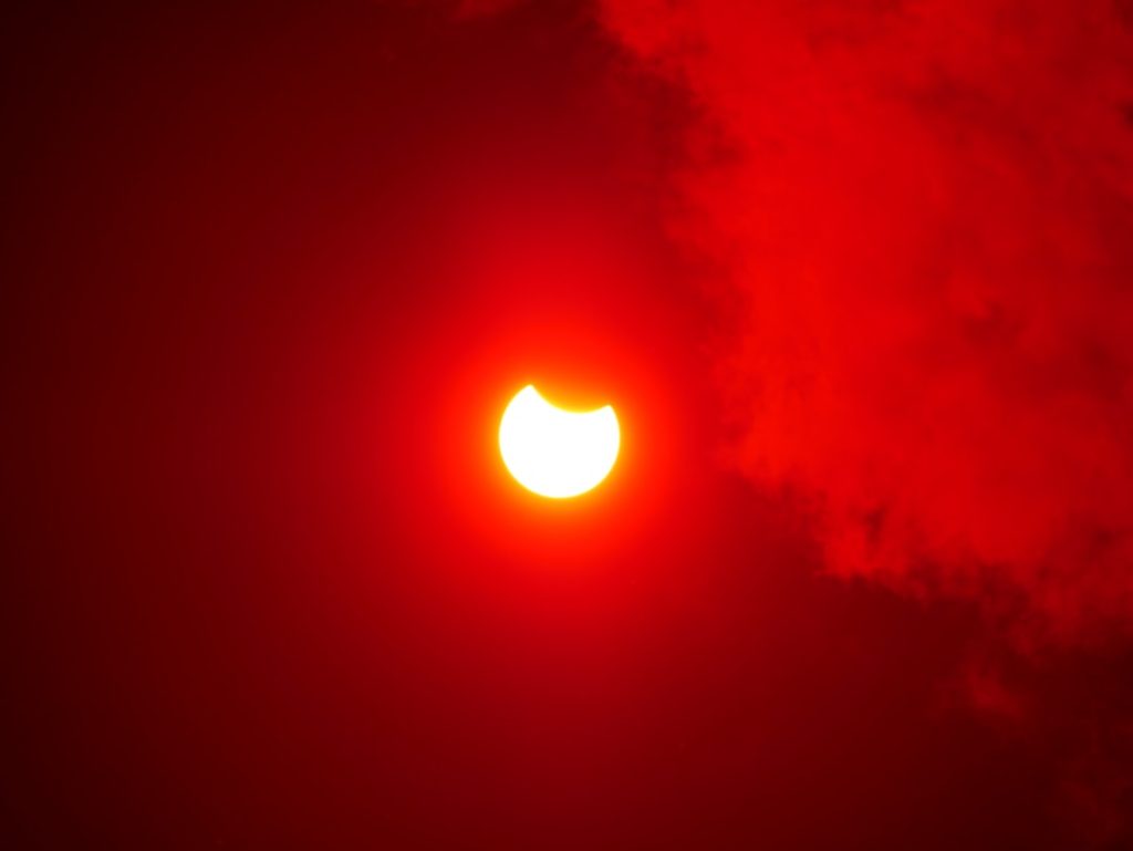 2026年8月の皆既日食、数百万人が目撃する稀な夕焼け現象