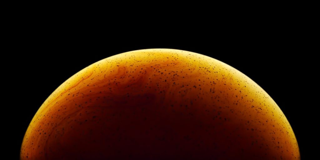 吸収された惑星の痕跡を初検出、分光分析で解明