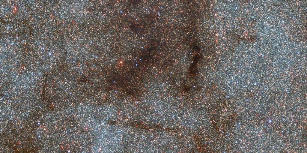 ハッブルが捉えた銀河団衝突、宇宙進化の謎に迫る