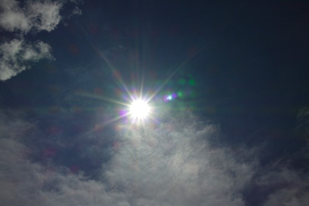 太陽コロナが表面より高温な謎、80年の難問をついに解明か