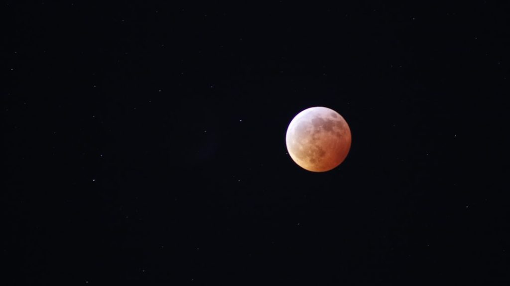 7月11日未明、月と火星がプレアデス星団と一直線に並ぶ