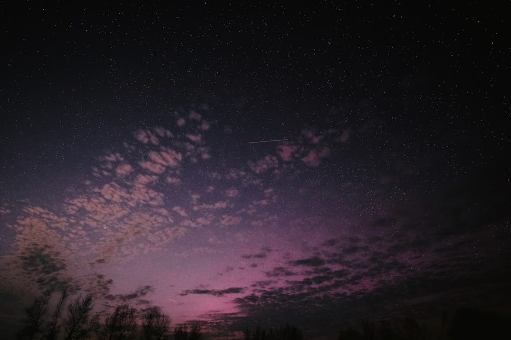 ハッブル、赤色星雲で星形成の現場を撮影