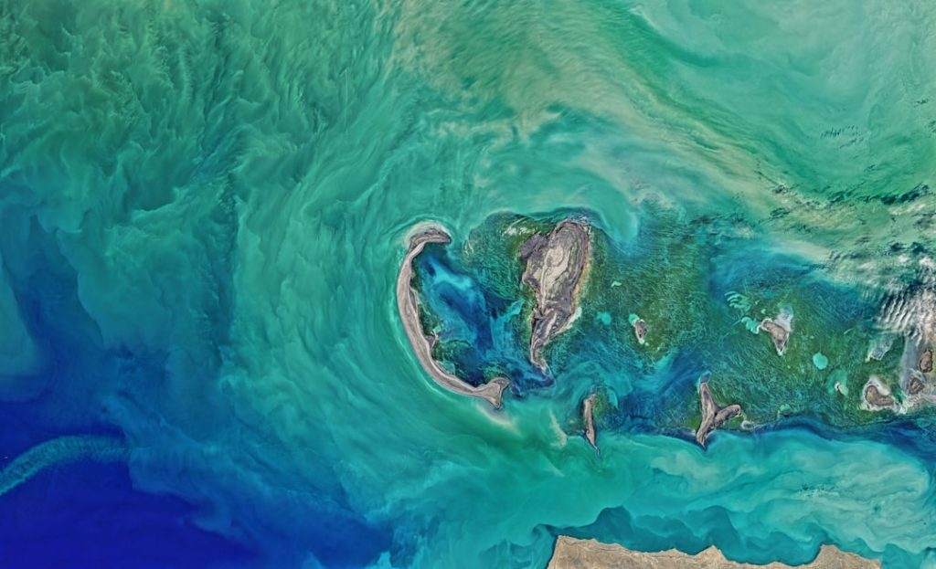 Google Earth衛星画像で古代隕石衝突のクレーター発見