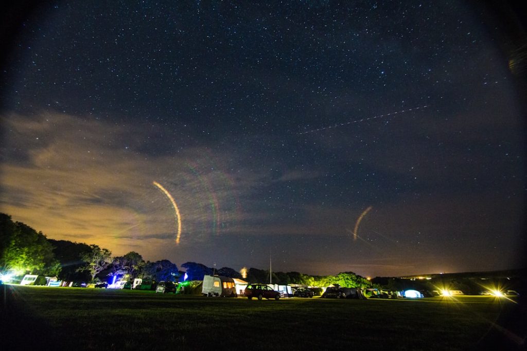 夏の夜空、3つの輝星で星座を見つける方法