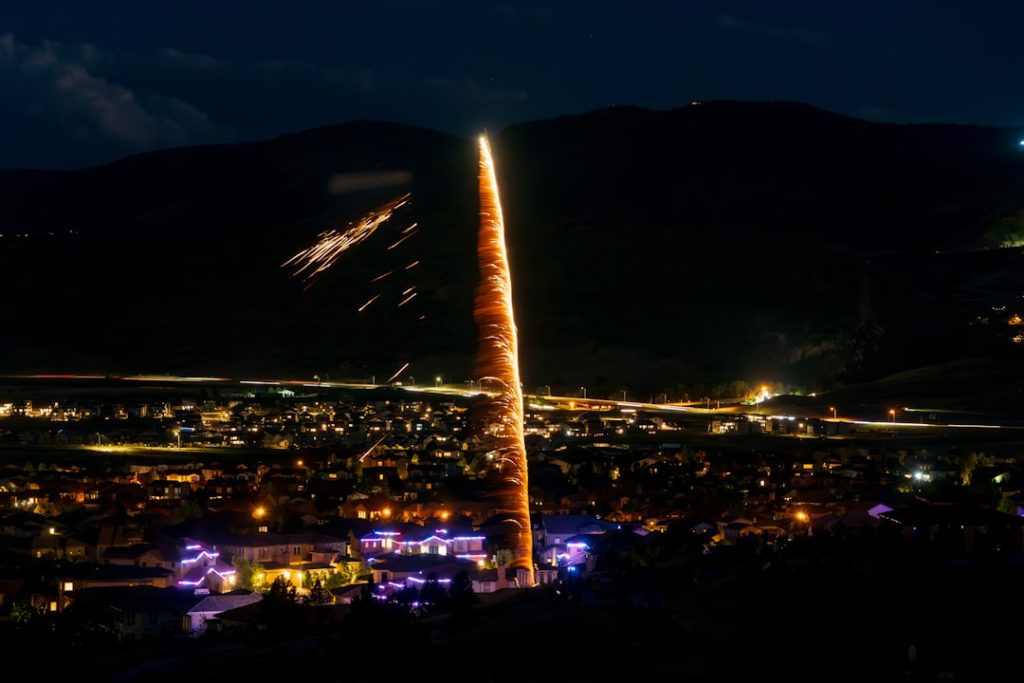 中国ロケット打ち上げ中に落雷、稀な瞬間を撮影
