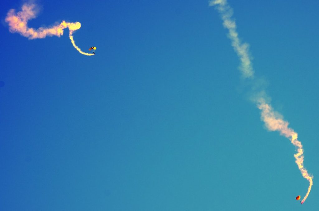 中国ロケット打ち上げ時に稲妻、貴重な画像捉える