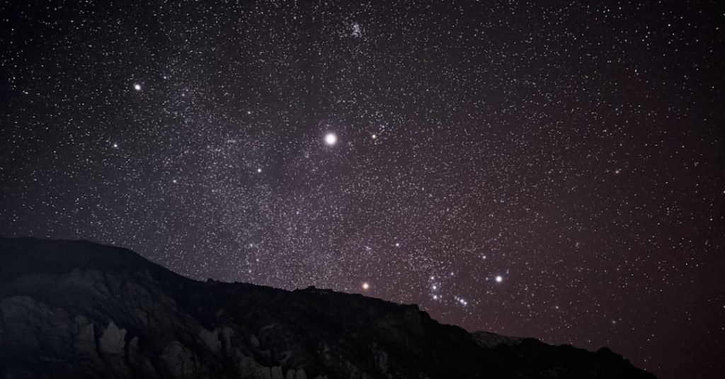 ベテルギウスの伴星を直接撮影、100年の謎が解明