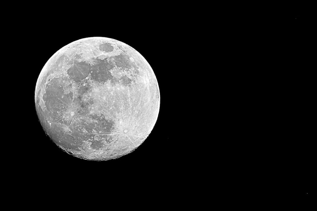 NASAが月の三体軌道でプローブ実験、将来の月面基地建設へ