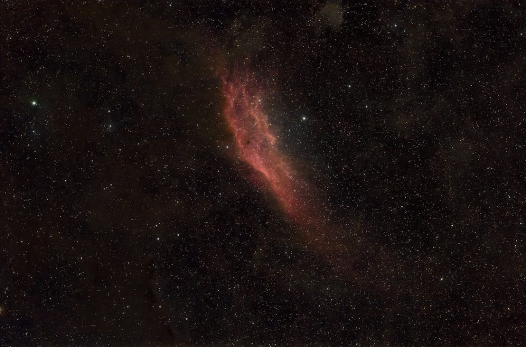 ラケルタ星雲を横切る流星、NASA「今日の天文画像」が捉えた瞬間