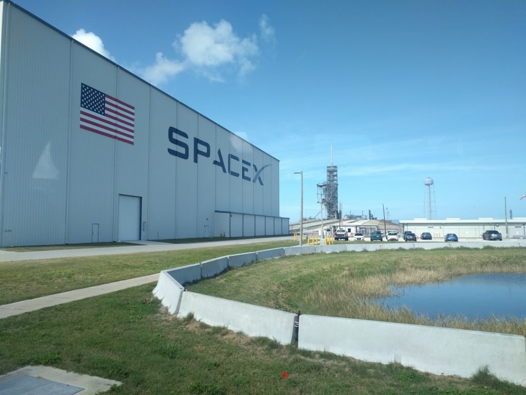 SpaceXが直接通信衛星ブルーバード3機を8月5日打ち上げ
