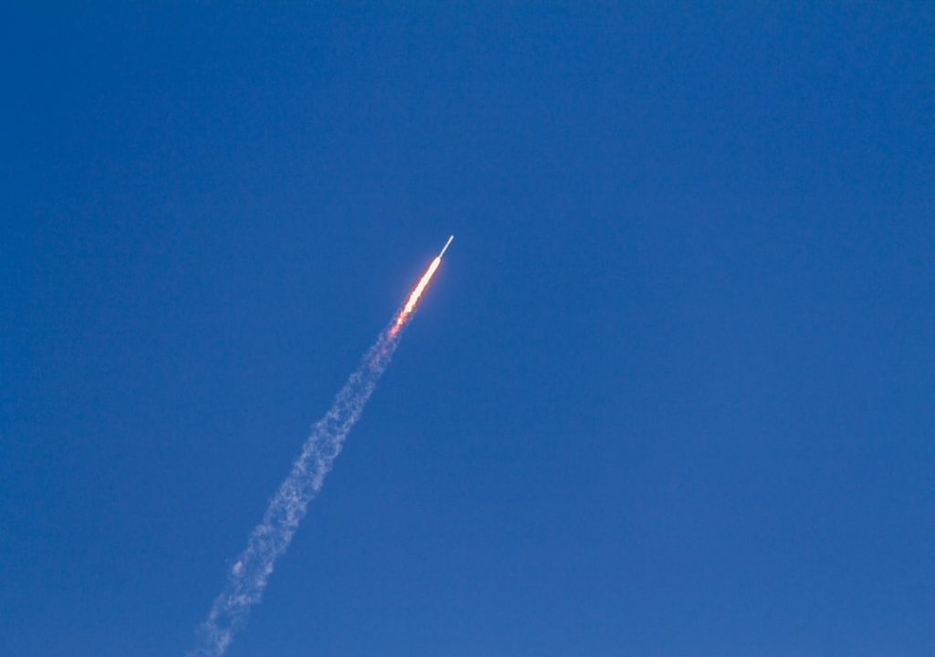 SpaceX、ブルーバード衛星3基打ち上げ 携帯圏外でも通信可能に